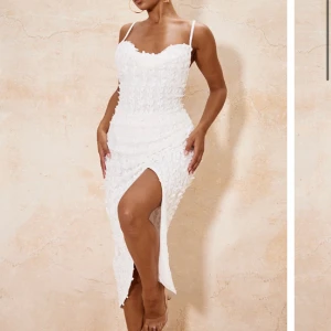 Student klänning  - Säljer denna studentklänning som är i nyskick, använd en gång, nypris 799 säljer för 500kr