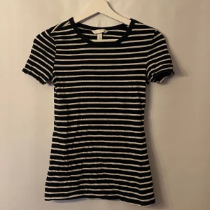 Randig t-shirt - Randig t-shirt från H&M, storlek: Xs