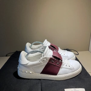 Valentino open - Valentino open - Size: 40 fits 41 - Cond: 8,5/10  - Bin:2299kr - Bud:2099kr  - Bud höjs med minst 100kr!  - Dustbags finns