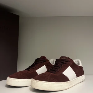 Valentino Flycrew  - Valentino Flycrew i den eftertraktade färgen vin röd! Alla nitar kvar i strort sätt nyskick cond 9/10, Perfekta Julklappen till någon eller dig själv! 