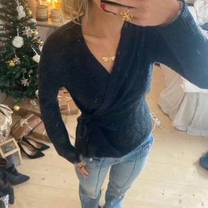 Stickad tröja  - SUPER snygg tryck gärna köp nu!!