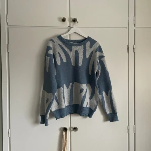 Blå stickad sweatshirt - En jättefin stickad tröja i blåa nyanser som tidigare var köpt på Plick. Dock passade inte min stil och säljer därför den 😊 inga defekter alls men väldigt varm och gosig! 