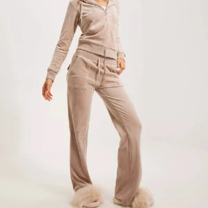 Juicy Couture - Fin Juicy Couture tröja. Använd fåtal gånger. Köpt på Nelly för 1300. Skriv vid frågor eller egna bilder🤍