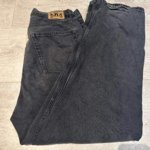 Säljer dessa svart/gråa jeans i bra kvalite  Priset kan diskuteras!