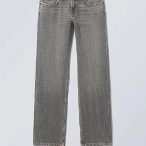 Gråa jeans  - (Lånade bilder från hemsidan), säljer mina low arrow jeans från weekday som är i färgen black thunder! Köptes nya för 590 och är använda ca 3 gånger, de är alltså i jättebra skick! Säljer för 250 + frakt☺️kan ändra priset vid snabb affär 