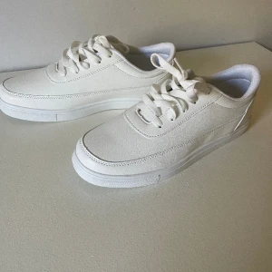 Nya sneakers  - Nya sneakers i storlek 41. Oanvända.  