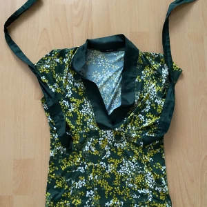 Vintage vero Moda knyt topp  - Mönstrad vintage topp med knytning där fram som kan dras bak och knytas i ryggen som på bild. Så fin i bra skick🩷 strl M men passar mindre då knytningen går att justera till olika storlekar<3 mer som en fin blus/tröja än en T-shirt!