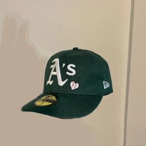 Fitted Cap - Ej använd då den inte passar, mycket bra skick! Klistermärkena sitter kvar.