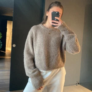 Stickad tröja - Nästintill oanvänd beige mysig tröja 
