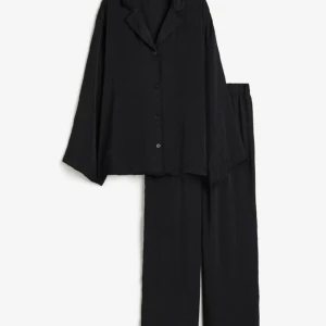 Satin pyjamas 💌 - Så fin pyjamas i satin-liknande material🧸 Skjorta + byxa, så skön! Perfekt nu till vintermyset eller i julklapp🎁 helt ny med lappar kvar! Stl M men passar även en S.  Dm vid frågor!🩷