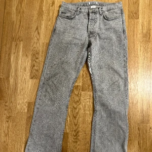Hope rush denim - Säljer ett par Hope rush denim i storlek 28. Bra skick, lite slitna längst ner.