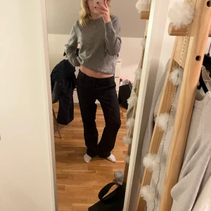 Randiga low waist kostymbyxor  - Säljer ett par svarta randiga low waist kostymbyxor från bikbok i storlek 40. Har vanligtvis 36/38 men dom är små i storlek. De är använda ett fåtal gånger så de är som nyskick.  Är 169 cm lång och dom sitter perfekt. Nypris 500