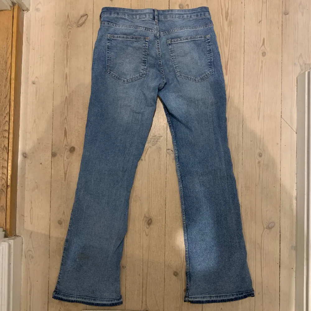 Så fina Lågmidjade jeans som tyvärr är lite för korta för mig:( Jag är 172🌸Storlek 42 men är som en 40 men väldigt stretchiga. Jeans & Byxor.