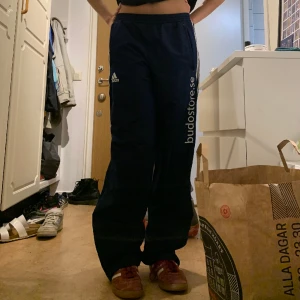 straight leg adidas byxor - Straight leg adidas träningsbyxor. Jättesnygga men kommer inte till använding längre😐jättebra skick!