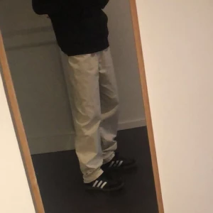 Loose fit jeans Yôke - Riktigt fräscha loose fit jeans av Yôke i off White färg. De är i nyskick och köpta på Junkyard för 699kr.  Storlek S Säljer för att jag knappt använt dem för att de varit för långa för mig och jag nu köpt de i en storlek mindre. Skriv för mer bilder.  