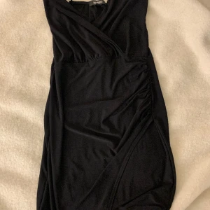 Klänning  - Använd 1-2 gånger urringad vid brösten , liten slits där nere 🩷