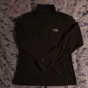 The North Face fleece  - The north face fleece perfekt som extra lager under jackan till vinter  Skick 10/10  Storlek S sitter som S Finns det frågor bara skriv :) 