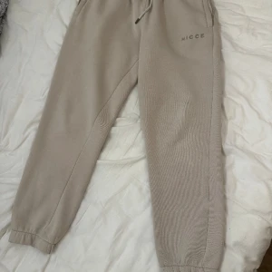 nicce mjukis beige  - använt knappt. sköna och mjuka håller dig varm. 