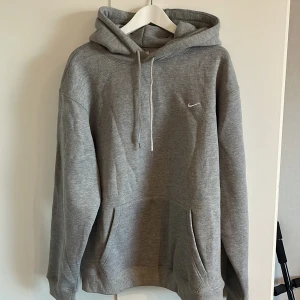 Nike hoodie - Väldigt skön Nike hoodie i storlek L (sitter oversized). Helt ny