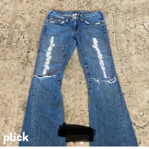 True Religion jeans - Ett par jättefina trueys som jag säljer då de inte passar mig längre! midjemått rakt över är 38cm och innerbenslängd är 82cm 💯 De är ganska så håliga på det vita men annrs i perfekt skick!! Obs inte mina bilder! Fast pris