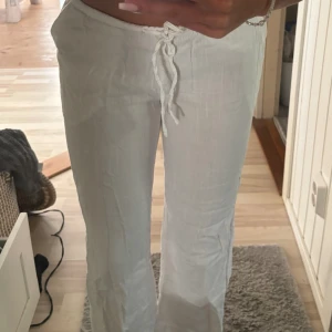 Lågmidjade linnebyxor - Säker dessa lpgmidjade linnebyxor då de inte riktigt passar mig längre. De är sprättade vid fötterna  då jag ville få de längre annars inget märkvärdigt💕