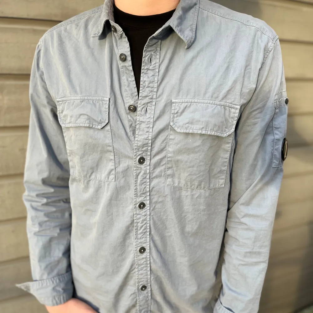 Cp company overshirt storlek medium, Nypris 3800 sparsamt andvänd, köpt på johenlls (kvitto finns!) Seriösa och snabba kunder prioriteras! Priset kan gå ner vid snabb affär! Tveka inte på att höra av dig om du har fler funderingar! . Skjortor.