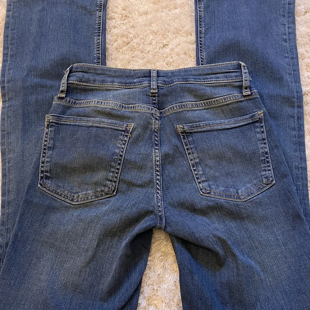 Jättefina Lågmidjade bootcut jeans från Zara. Använd 1 gång så i nyskick! Innerbenslängd: 80cm. Hör av dig vid frågor och funderingar!💗. Jeans & Byxor.