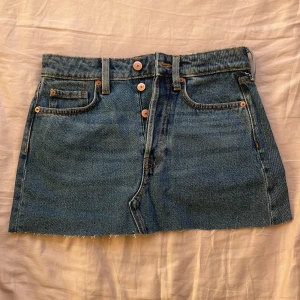 Mini jeanskjol  - Super söt mini jeanskjol nu till sommaren, super fint skick då jag aldrig använt den!🩷 Den är 35 cm i midjan och 31 cm i längden🥰