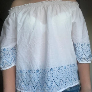 Blus  - Jättefin blus ! Ifrån Amelie & Me , inga defekter. Ny pris 200kr säljs ej längre.. strl S men passar nog S- L skulle jag nog säga eftersom att den är stretchig❤️.