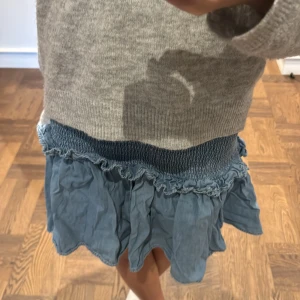 Söt kjol - Säljer denna super söta kjolen som är perfekt till sommaren😁😁😁😁