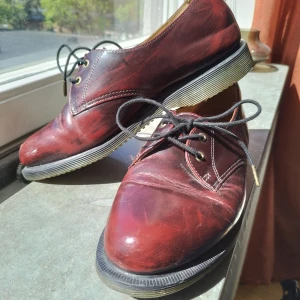 Dr Martens stl 38 - Dr Martens modell Brook i oxblodsrött skinn. Storleken är 38. Begagnade men i fint skick. 