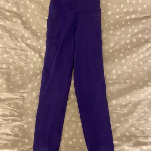 Better Bodies tights  - Snygga gym tights som tyvärr är för små och med prislappen på! Storlek S😁💕💕 