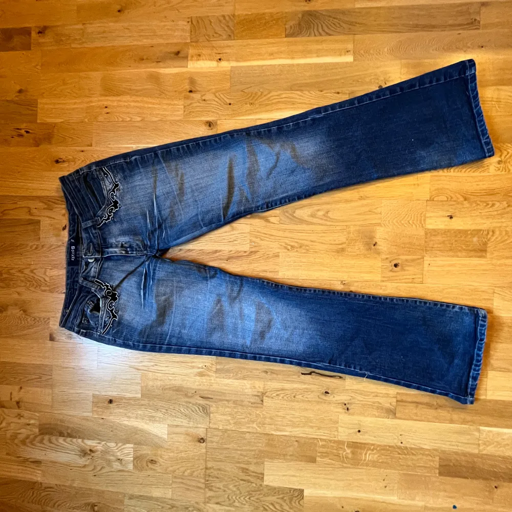 Säljer dessa så snygga jeans då de tyvärr är för stora❤️ midjemått tvärs över=40 cm, Innerbenslängd=80 cm. Jeansen är i jättebra skick förutom lite slitage längst ner på byxorna (se bild 5) men inget man tänker på!❤️står storlek XXL men passar S/M❣️ . Jeans & Byxor.