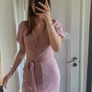 Super fin rosa klänning från Nelly i storlek 32💕Har använt klänningen en gång på en skolavslutning!