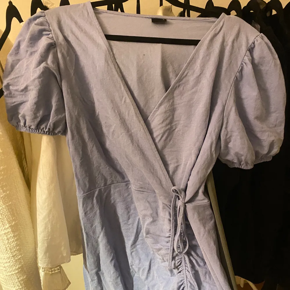 Säljer denna ljusblåa klänningen ifrån ginatricot i storlek L, knappt använd😽. Klänningar.