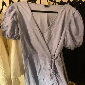 Säljer denna ljusblåa klänningen ifrån ginatricot i storlek L, knappt använd😽