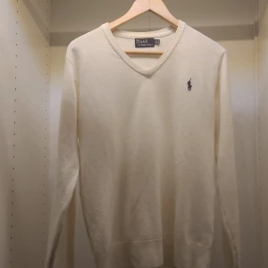 Raulph lauren tröja - Säljer en fet raulph lauren tröja med v-ringning. Den är i storlek S men passar också xs, om du är runt 167 till 173 så kommer den sitta bra. Säg till om ni har några funderingar👍