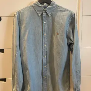 En snygg jeansskjorta från Ralph Lauren i storlek medium! Säljes pga att den är för stor för mig. Skriv för mer info!