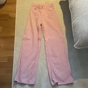 Säljer dessa högmidjade rosa jeansen från H&m. Säljer då de inte passar längre och då de inte kom till användning. Lite tråd på vissa ställen men det märker man inte så mycket🩷 Vid frågor eller fler bilder är det bara att kontakta🩷