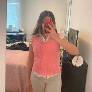 Rosa stickad väst - Rosa stickad väst från monki i st XS. Endast provad och har fortfarande prislappen kvar. (På andra bilden är den lite uppvikt). 100kr + frakt