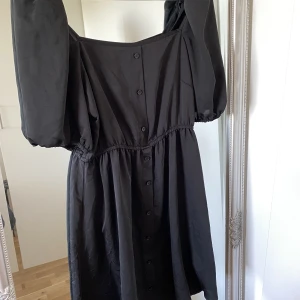 Svart klänning  - Svart enkel klänning 