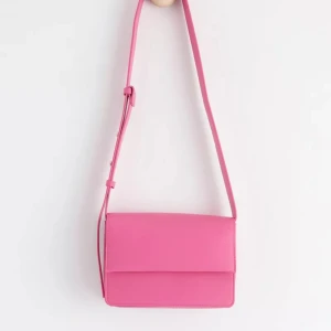 Väska rosa - Säljer denna väska helt ny aldrig använd från lindex. Det kostar ordinarie pris 299kr säljer för 150kr