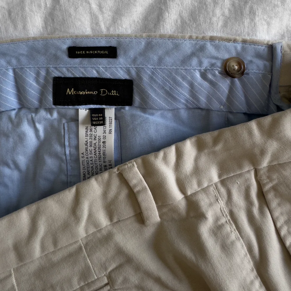 Lätta beiga byxor från Massimo Dutti i nyskick. Nypris 850 kr. Made in Portugal. Storlek: 48 Material: 98% Bomull, 2% Elastan  . Jeans & Byxor.