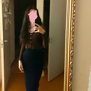 Topp och kjol - Brun topp med vita knappar och en svart ribbad kjol. Toppen är i storlek M men passar mig som är XS/S. Kjolen är storlek S och den är 83 cm lång. Köp så fort du kan då jag samlar just nu pengar till min brorsas student och behöver dem asap. 