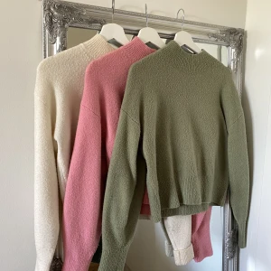 Stickade tröjor  - Tre stickade tröjor från & other stories. Väldigt bra kvalite Alla tre är lite noppriga men de är lätt att fixa.  Säljer en för 250kr. Två för 450kr.  Tre för 600kr