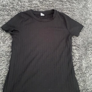 Ribbad t shirt - Säljer nu denna ribbade t shirten då den inte kommer till använding! 💕 