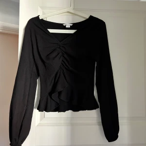 Gullig topp från HM - En urgulliga topp från HM! Volanger och v-ringad, så toppen att ha både på utgångar, middagar eller på en dejt! 