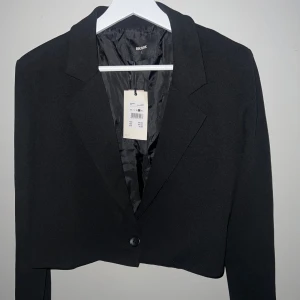 Kort kavaj - Aldrig använd, säljes pga för liten 