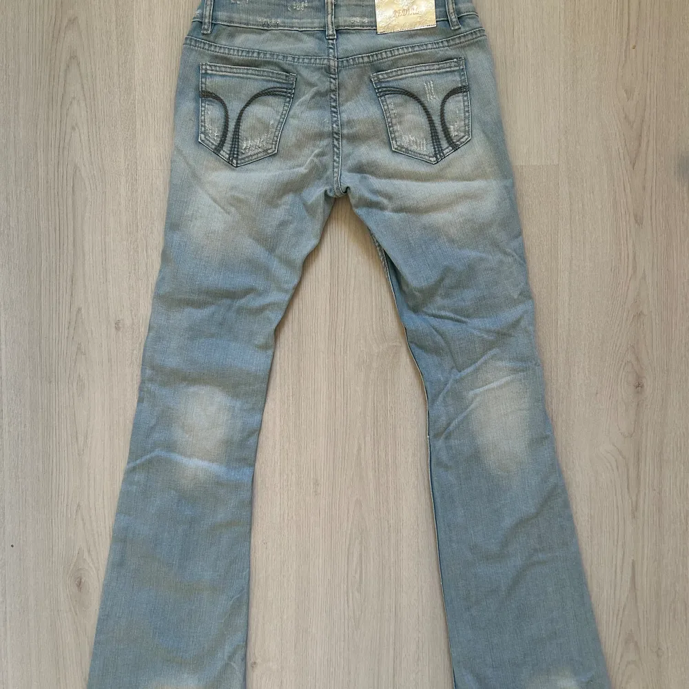 Lågmidjade bootcut jeans med hål i märket Redial, jag säljer jeansen pga att de inte används längre och de är i väldigt bra skick🩷 . Jeans & Byxor.