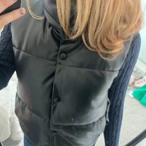 Skinnväst från zara i svart! Storlek xs!  - Skinnväst från zara i storlek xs, färgen är svart. Jättefin väst och nyskick. 👌🏻👌🏻kom gärna med egna prisförslag! 